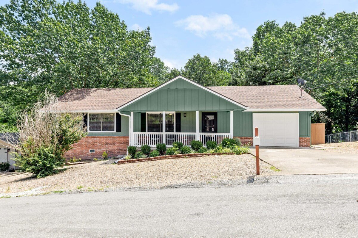 Weekender-managed vacation rental with hot tub and bike garage near Back 40 trails in Bella Vista, AR