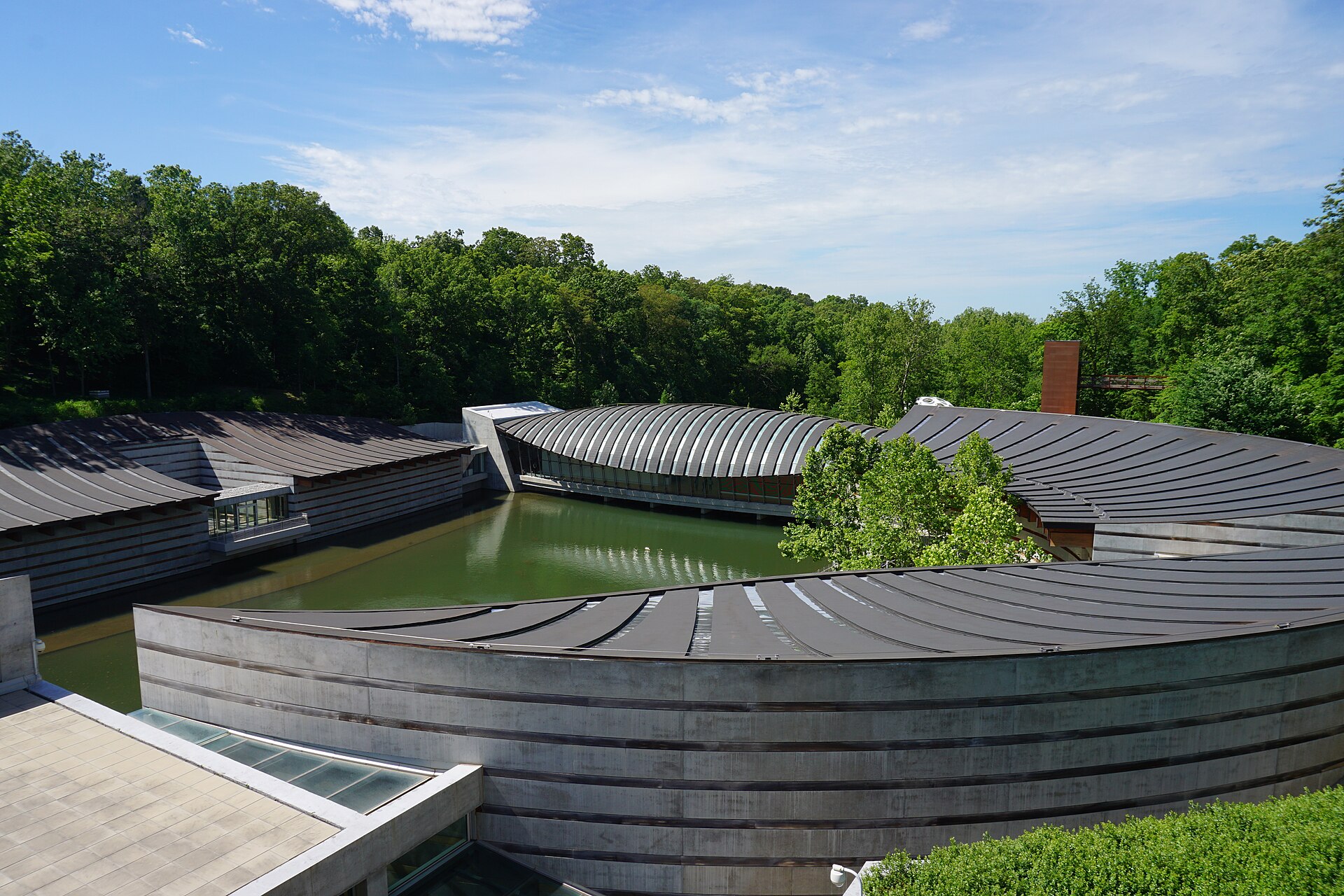 Crystal Bridges Museum of American Art in Bentonville, Arkansas—Airbnb and short-term rental management by Weekender Management. Photo by Michael Barera, CC BY-SA 4.0 via Wikimedia Commons.