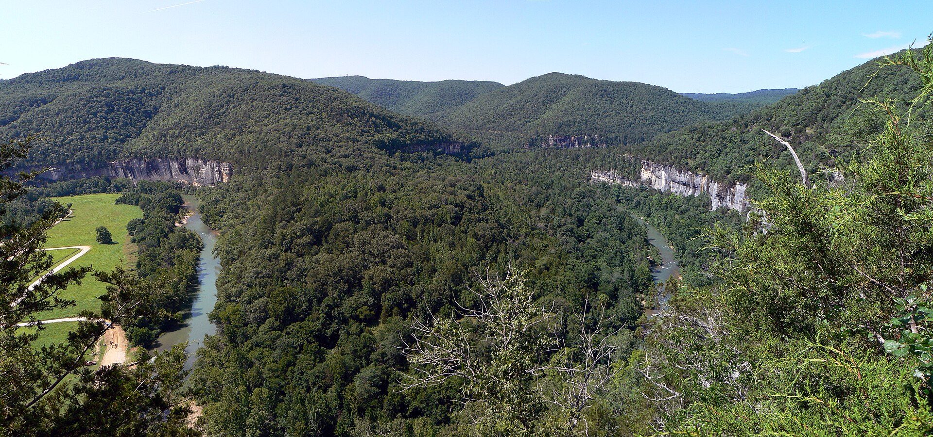 Buffalo National River bend at Steel Creek Overlook in the Arkansas Ozarks—Northwest Arkansas short-term rental management by Weekender Management. Photo by Wikimedia user Jasari, CC BY-SA 3.0.