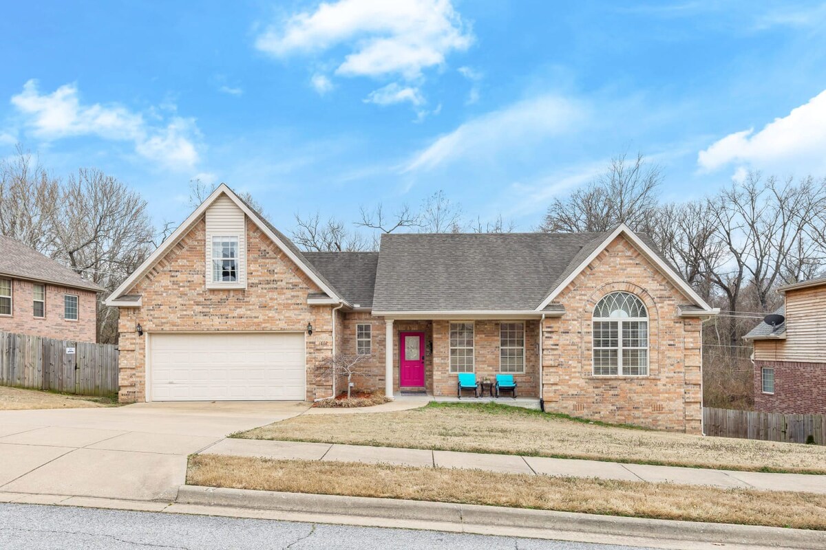 Weekender Management property exterior in Bentonville